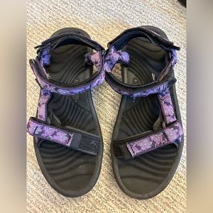 Teva sandals size 6, purple, Velcro straps